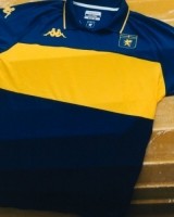 新葡京-热那亚发第四球衣，庆祝由热那亚移民创立的博卡青年成立120周年