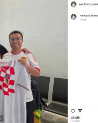 新葡京-😎国足球迷印尼现场接机，伊万社媒晒出合影并给球衣签名