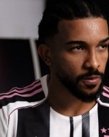 新葡京-尤文发布新赛季主场球衣：经典黑白配色，粉色队徽+肩膀条纹