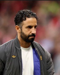 新葡京-詹俊：曼联球员能力与三中卫体系不兼容是防守端最大的问题