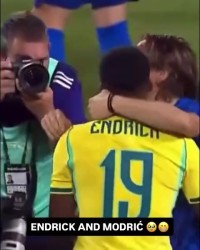 新葡京-好久不见！19岁恩德里克开心抱起40岁莫德里奇，两人赛后寒暄