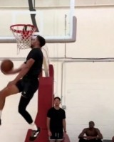 新葡京-这个打几分？美媒晒拉文胯下换手扣篮：他依旧能跳