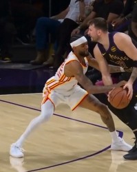 新葡京-下手必被抓！沃克盯防东契奇被造三分犯规 老鹰挑战失败